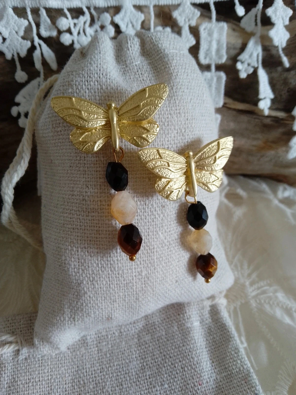 Boucles d'oreilles bohèmes papillons dorés et pierres naturelles